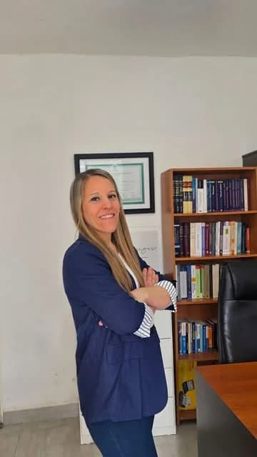 Melisa en su estudio, de brazos cruzados