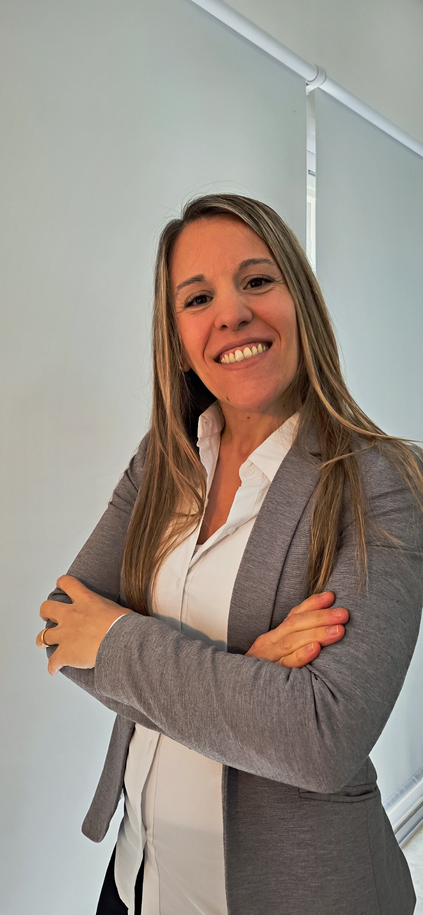 Melisa Masegosa, abogada, sonriendo de brazos cruzados